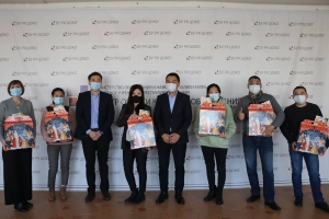 Дарить детям в канун Нового года сладости в БУ РК «Центр оценки качества образования» стало доброй традицией.
